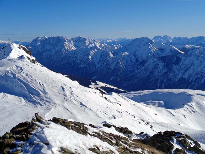 es folgen Lienzer Dolomiten und Karnischer Hauptkamm; vom Rieder Gampen kommt der Normalweg herauf