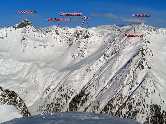 im Norden die Sicht bis zum Großglockner; die exquisite Überschreitung von Zarspitzen, Ohrenspitzen und Bockstein findest Du im Archiv Bergsteigen 