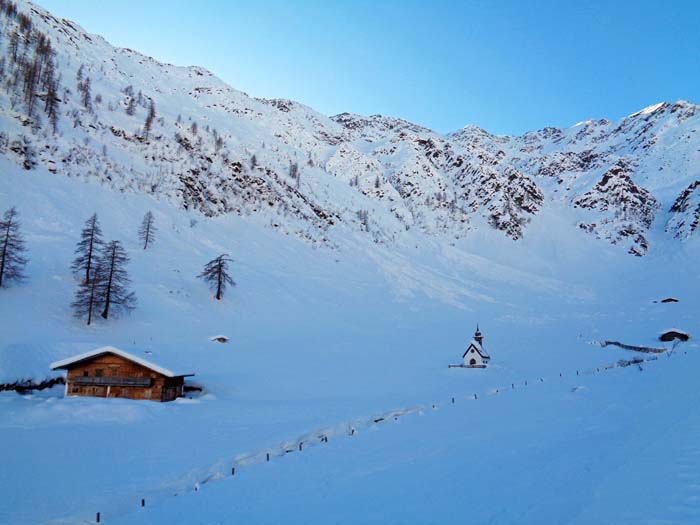 ... darüber ziehen enge Rinnen und Schläuche hinauf gegen Gölbner und Gumriaul, welche noch weit wildere Abenteuer versprechen