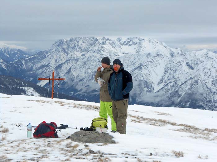 auf der breiten Aussichtskuppe des Rieder Gampen; trotz des bescheidenen Wetters haben alle Beteiligten ihre helle Freude: Nikolaus (links), der sein Snowboard heraufgetragen hat, ...