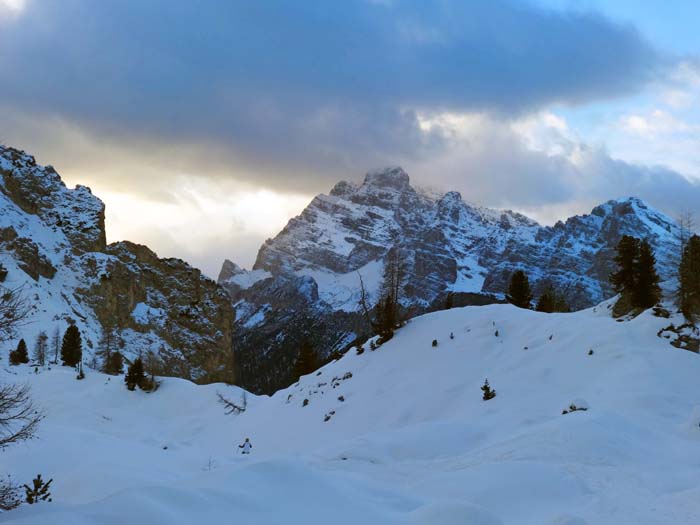 an der Karschwelle; in Bildmitte der Piz Popena (Cristallogruppe), links darunter der kleine kecke Corno d'Angolo (s. Archiv Schitouren)