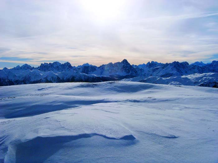 die Gipfelschau ist umfassend; im SSW die Sextener Dolomiten