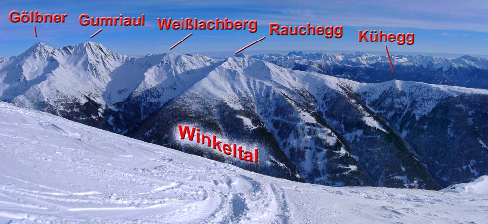 im O die lohnenden Schiberge über dem Winklertal, dahinter die fernen Berge der Karnier