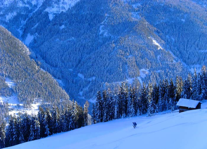 über die weite Wiesenfläche der Mitterwurzeralm, noch immer auf knapp 1900 m