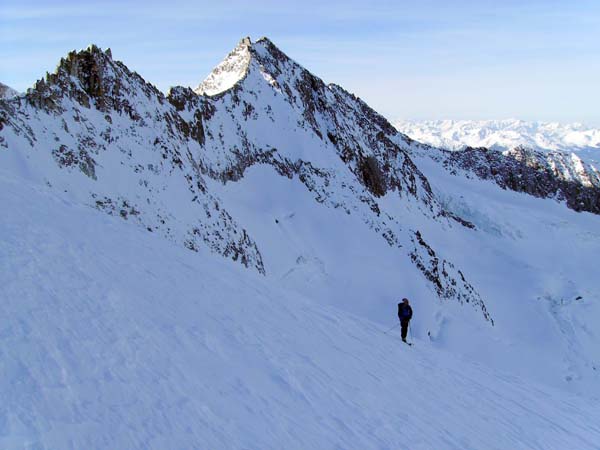 die vergletscherte Gipfelflanke gegen NW (Hahnenkamm und Wildgerlosspitze)