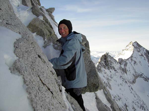 heikle Kletterei an verschneiten Blöcken und Platten, dahinter der Hahnenkamm, ein klassischer Zillertaler Klettergrat