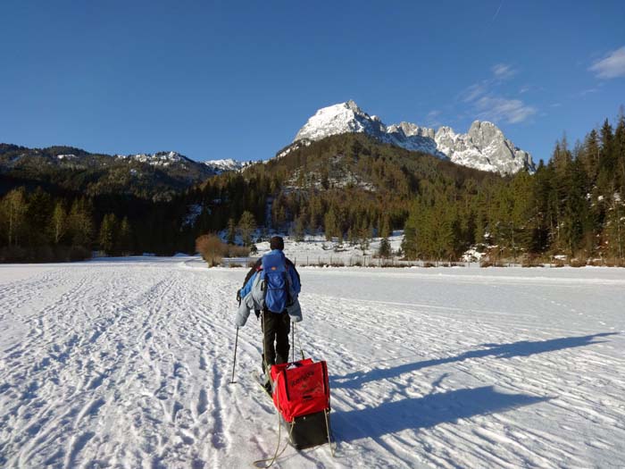 die Wiese hinterm Hotel Kramerhof ist unser Ausgangspunkt; rechts das Lärchegg, in Bildmitte die Maukspitze, der Aufstieg erfolgt durch das Tal links darunter