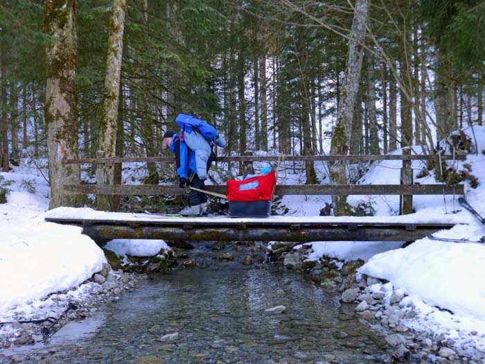 der Bachsteg unterhalb der Schusteralm - mit wertvoller Fracht eine heikle Sache