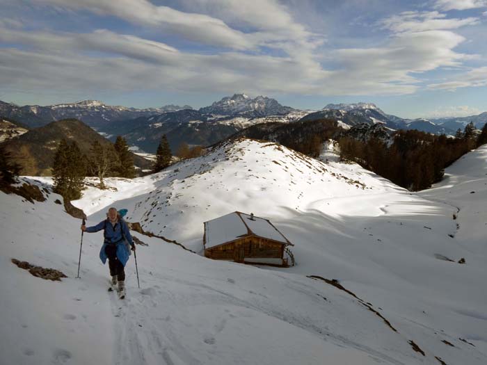 bei der Einödalm steigt Ronja in die Rückentrage um; im Osten links die Waidringer Steinplatte, dann die Loferer und Leoganger Steinberge