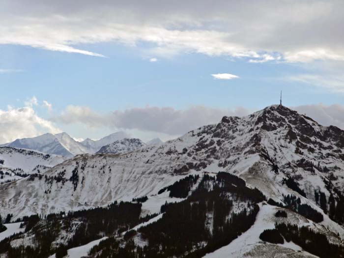 im SO links vom Kitzbüheler Horn das Wiesbachhorn und der Doppelgipfel des Hohen Tenn