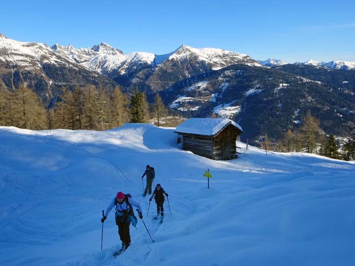 gleich hinter den Hütten spuren wir einem steilen Waldstück entgegen, der „Schlüsselstelle“ der Tour