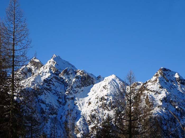 zum ersten Mal wird der Blick auf den gegenüberliegenden Felskamm zum Zwölferspitz frei, hinter dem sich - kaum zu glauben - ebenfalls eine genussreiche Schitour verbirgt