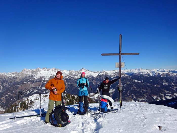 fröhliche Truppe am Gipfel