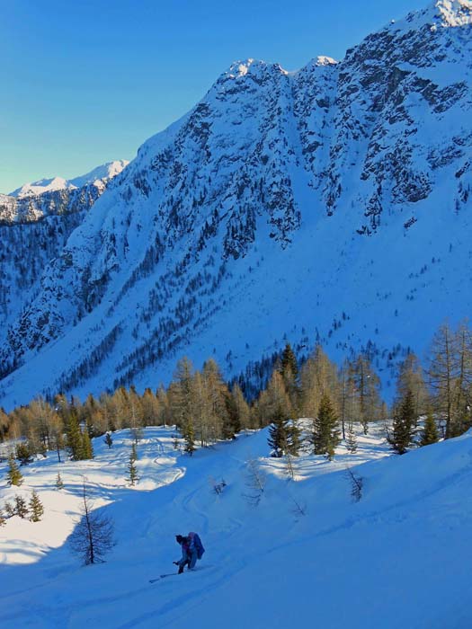 auch von NW (Abfahrt vom Weißen Knoten über dem Schustertal) würde man die Gatterspitze (Bildmitte) nicht für einen Schiberg halten, die Rinne rechts des Gipfels gereicht dem Normalverbraucher nicht zur Freude