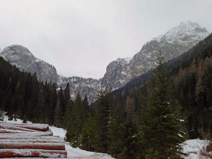 Blick ins Winkler Tal, hinter dem breiten Einschnitt der Obstanser Boden, rechts die Gatterspitze