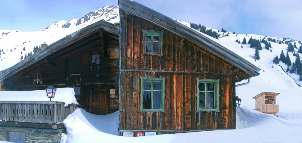 die Hütte wird nur im Sommer bewirtschaftet; links hinauf der weitere Anstieg Richtung Schwarzpalfen