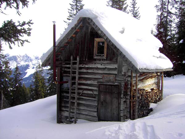 am Rande des freien Plateaus steht die kleine Gerzkopfhütte