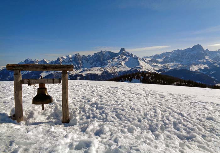 der Gerzkopf - ein unbekannter, vergleichsweise niedriger, aber großartiger Aussichtsberg - in puncto Panorama ebenbürtig mit dem gleichfalls „bescheidenen“ Dürrenschöberl bei Liezen und dem Hochgründeck in den Salzburger Schieferalpen (s. Archiv); detaillierte Gipfelbeschriftungen auf den Fotos findest du unten bei unserem ersten Besuch über den  NW-Kamm vor zehn Jahren