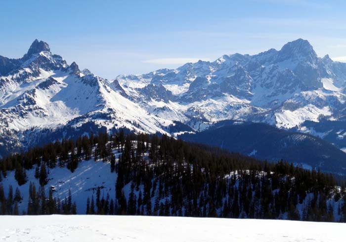 die Hofpürglhütte zwischen Gosaukamm und Dachstein erkennt man beinahe mit freiem Auge leicht links der Bildmitte