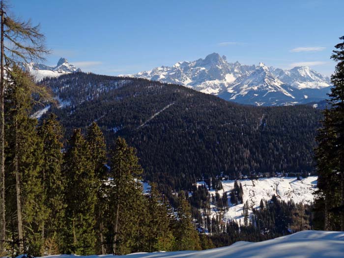 am flachen Nordkamm des Vorderkogel lugt rechts vom Torstein endlich der Hohe Dachstein hervor