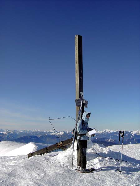 die Reste des Gipfelkreuzes am Göller gegen NW