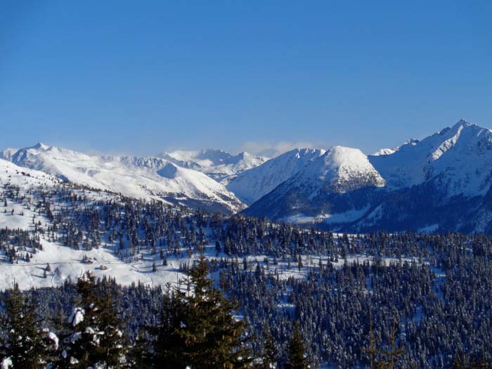 im Osten die Goldberggruppe, bereits in Oberkärnten, vom Sadnig (links) bis zum Zellinkopf