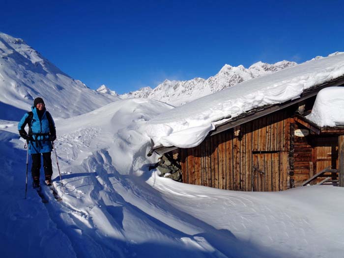 ... zur tief verschneiten Seewiesenalm