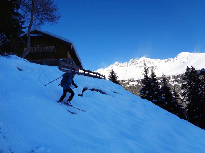 ... hinunter zur Kuchelmairalm und 100 Hm weiter zum querlaufenden Hochstubenweg, auf dem man etwas umständlich entweder nach Norden in den Talgrund oder nach Süden zurück zur Aufstiegsspur gelangen kann