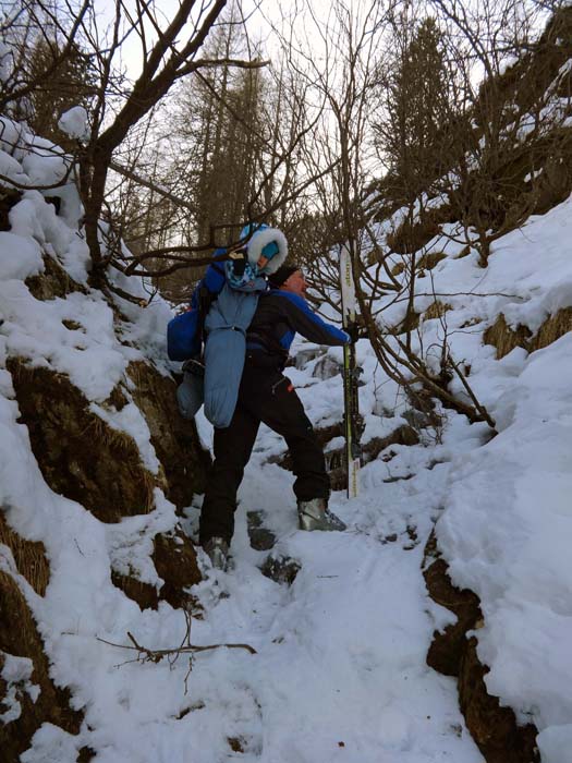 ... etwa in der engen, eisbedeckten Sekundärklamm der Serlbachschlucht