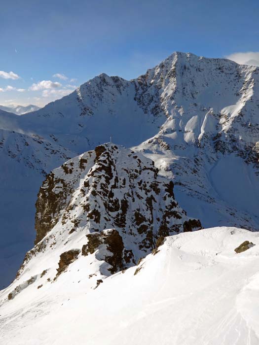 schon weit oben in der steilen Gipfelflanke, auf gleicher Höhe mit der Sauspitze