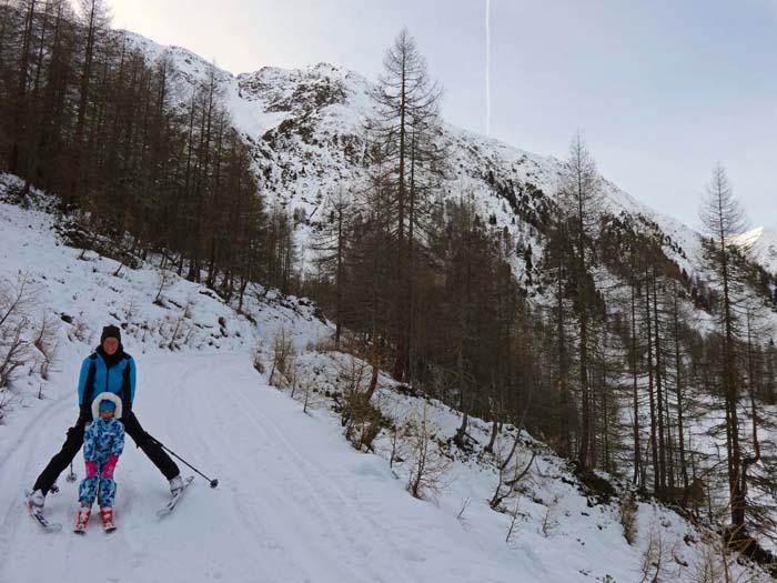 Abfahrt im Winkeltal, oben die breite Ostflanke der Hochgrabe