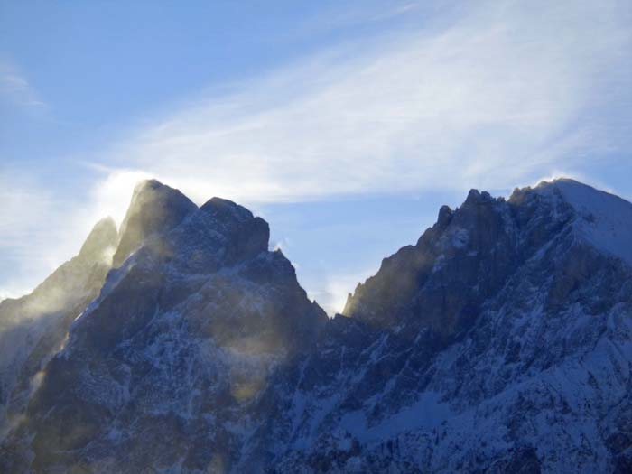 schon im unteren Teil des Anstiegs erhält man immer wieder Einblick in die Wunderwelt des Gesäuses, wie hier auf die Wildscharte der Reichensteingruppe: rechts Sparafeld, links Admonter Reichenstein mit dem kleinen angebauten Zuckerhut des Totenköpfl