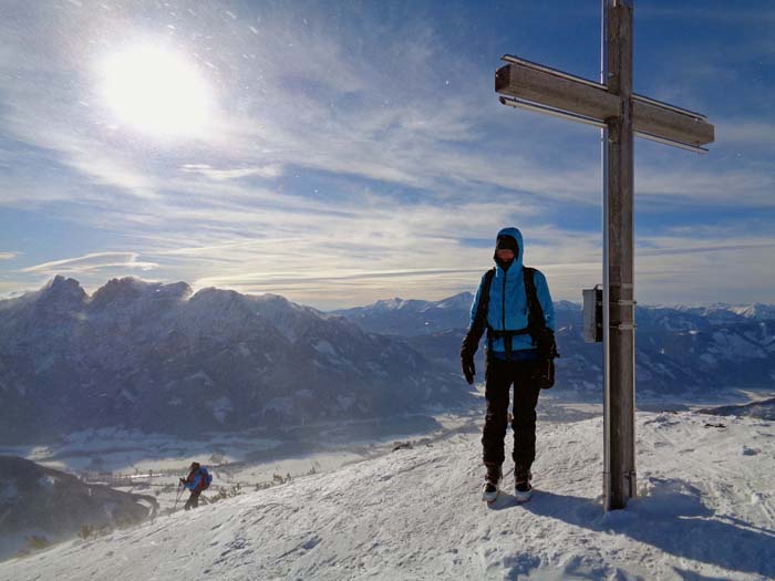 am Gipfelkreuz ist es trotz schöner Sicht reichlich ungemütlich