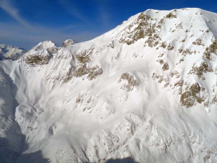 ... von der beherrschenden SO-Flanke des Mittagskogel, der unseren Gipfel um knapp 200 m überragt