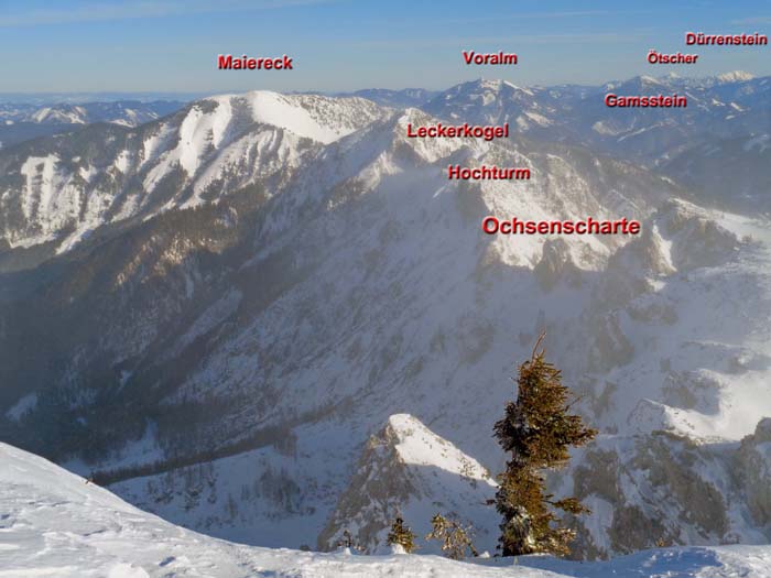 im NO der Auslauf der Haller Mauern und die Ybbstaler Alpen; der Ötscher ist ziemlich genau 60 km entfernt