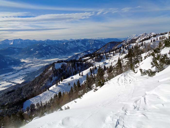 von der Südmulde leitet eine lange, schmale und dennoch bequeme Querung in flotter Fahrt hinüber zur Grabneralm