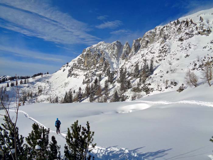 Blick vom kleinen Wiesenplateau auf halber Querung hinauf zur Admonter Warte