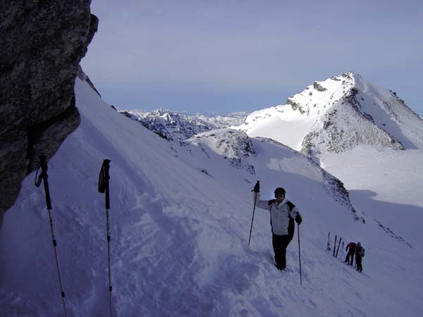 Peter beim Schidepot, dahinter Granatscharte und Sonnblick