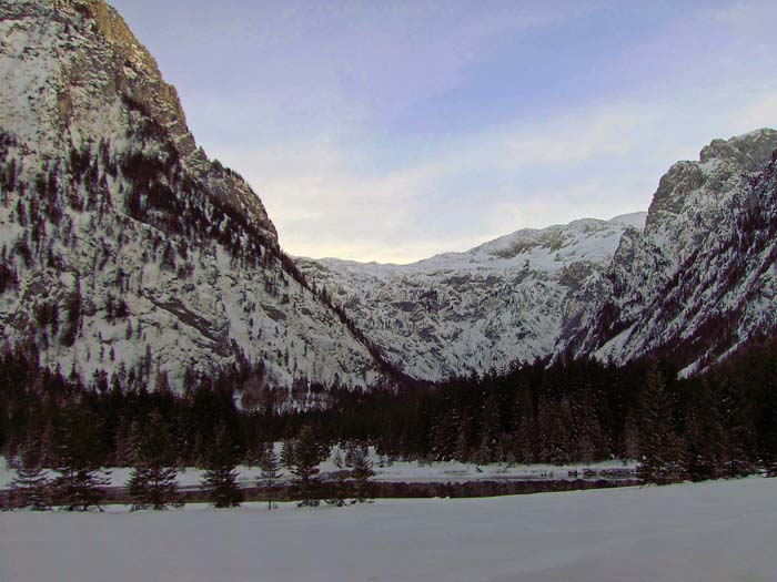 Aufbruch am Eingang des idyllischen Brunntals: Für die Grieskögel halten wir uns gleich rechts und überschreiten den gesamten, außerhalb des Bildrandes liegenden Nordkamm; die Polster-Variante zieht hinten im Talschluss links hinaus und schließlich über den Kamm am Horizont nach rechts