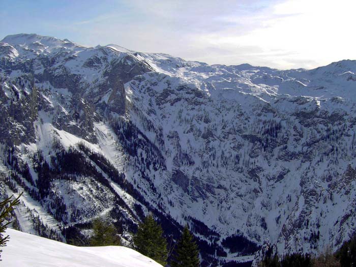 am ersten Gipfel des langen Grieskogel-Nordkamms; Gehart gegen SO mit Blick auf die Polster-Variante: die markante Felskerze links ist der Turm, von dem aus man nach rechts übers Plateau und den Kamm auf den Hinteren Polster steigt