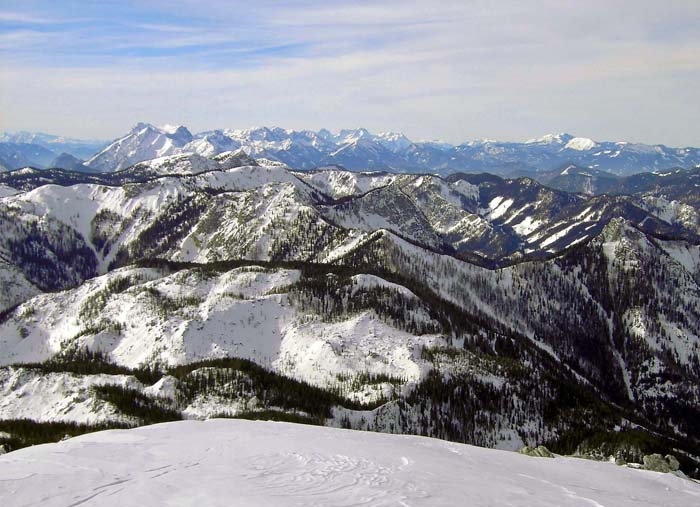 vom Kl. Griesstein reicht der Blick nach Westen übers Gesäuse bis zum Toten Gebirge und Sengsengebirge