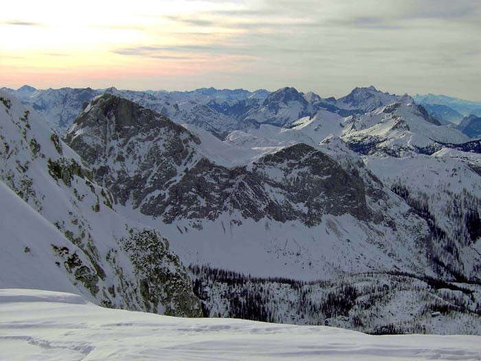 trotzdem noch weitreichende Fernsicht über Brandstein, Lugauer und Hochtor hinweg bis zu den Niederen Tauern und zum Dachstein