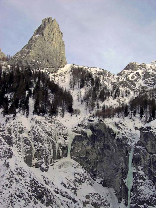 Eisfälle unterm Turm