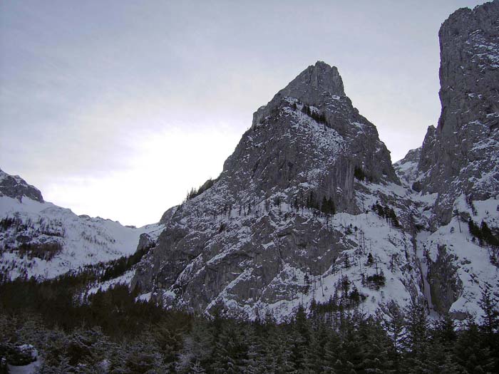 rechts der Lang-Eibel-Schlucht der Brunntalspitz