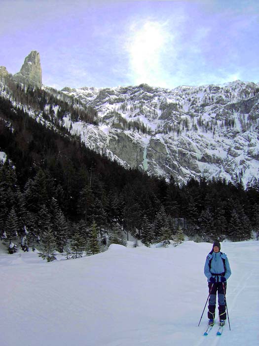 am Rückweg durchs Brunntal; die Polster-Variante beginnt hinten links, ...