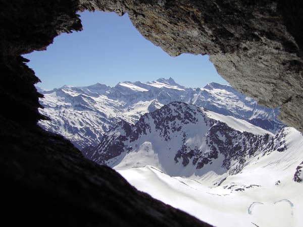 Fenster am Nordgrat des Schnitzkogel, ganz hinten der Großglockner