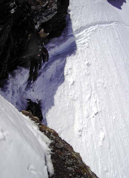 extrem steile Querung auf einer tief verschneiten Klettersteigpassage des Venediger Höhenwegs