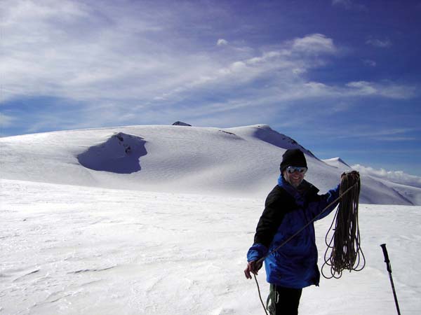 kaum ist das hohe Gletscherdach erreicht, werfen wir das Gepäck in den Schnee ...