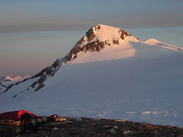 Sonnenaufgang über unserer Felseninsel im Gletscherdach, darüber Rainerhorn und Großvenediger