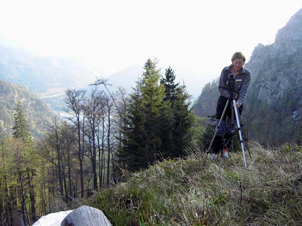 die Sony 2000 ist auch diesmal für unsere Schi-Monografie Totes Gebirge Nord dabei; tief unter der Kamerafrau der Offensee